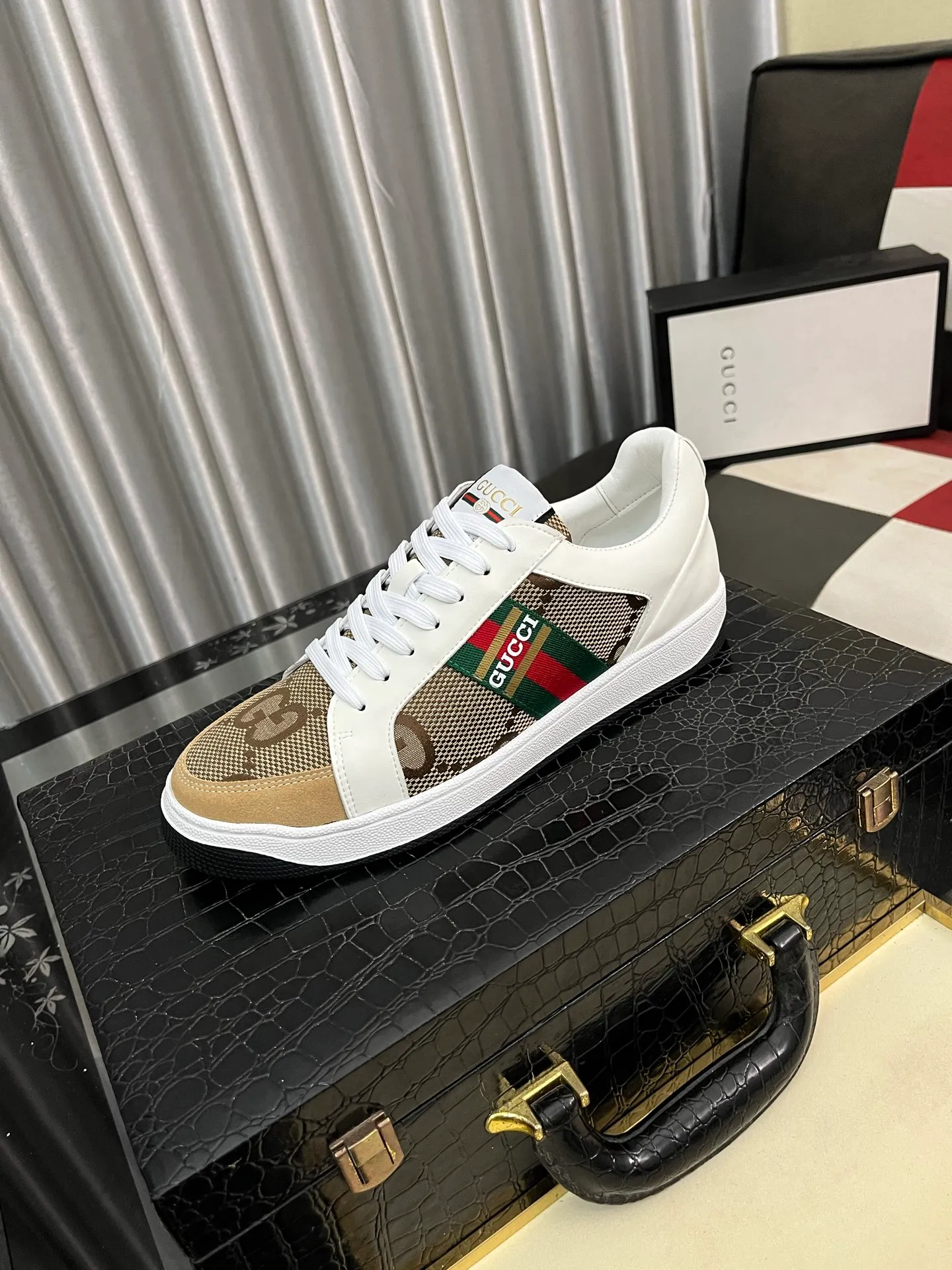 Men's Men's Shoes 💰400⌚️⌚️【GUCCI】Gucci men's latest white shoe series casual shoes! The official website is built 1:1. Upper: Made of imported cowhide, with electric embroidery ➕Inner lining: Made of high-quality first-layer pigskin, soft and comfortable. Picky material selection and exquisite workmanship give you the best enjoyment. Size: 38-444️⃣Colors available